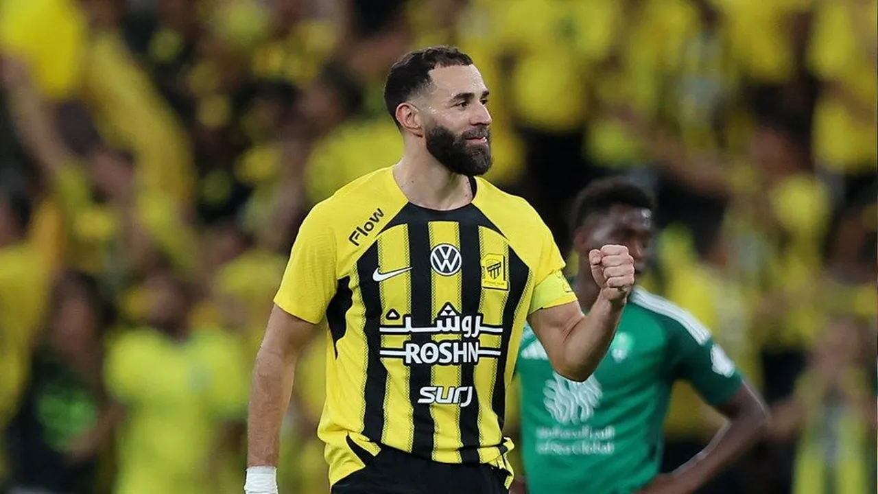ما هي القنوات الناقلة لمباراة الاتحاد والأهلي في دوري روشن السعودي؟